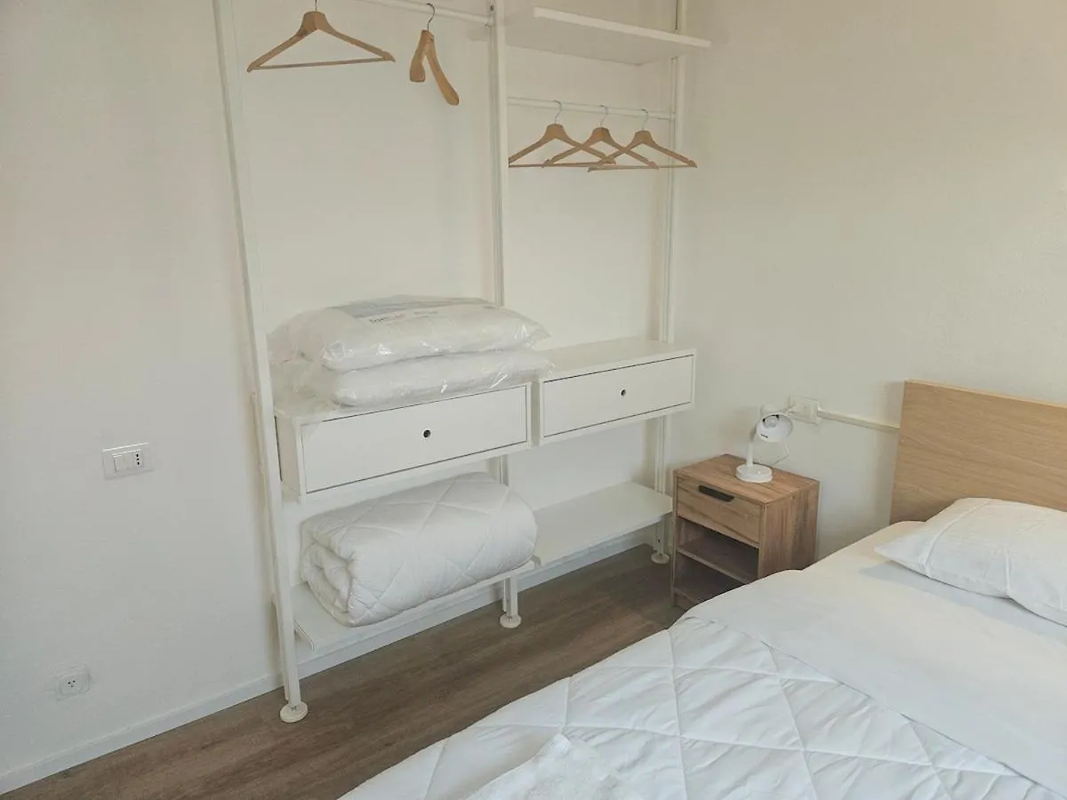 Desenzanocentro Da Scott Wifi Free Daire Desenzano del Garda 0*,  İtalya